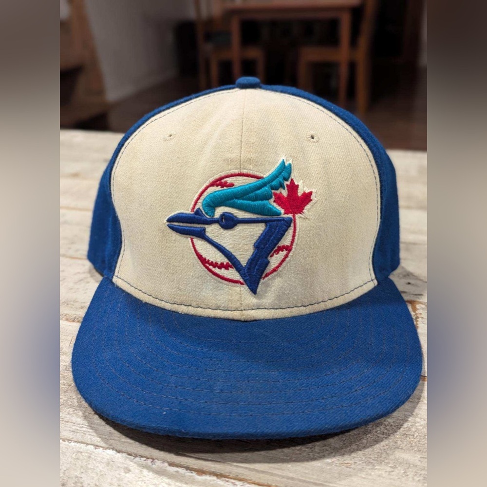 MENS fitted Toronto Blue Jays Size 7 and 5/8
